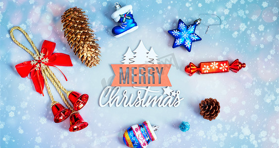 格子平铺背景摄影照片_带有红色玩具和格子弓的圣诞组合物，新年的节日冬季概念