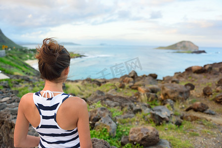 夏威夷旅游女游客看怀马纳洛海滩的 makapuu 观景台