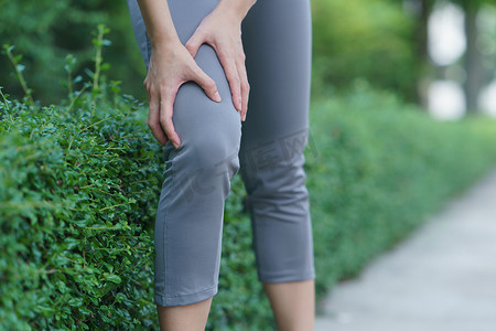 膝盖疼痛的女性。