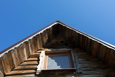 春天小区摄影照片_蓝天映衬下的木制避暑别墅。