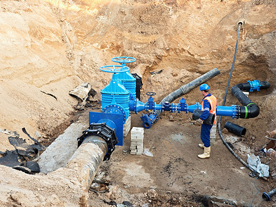工人在地下重建饮用水系统。