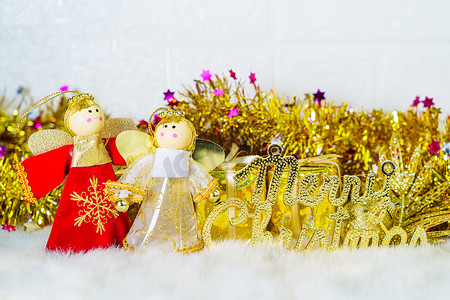 圣诞娃娃与圣诞饰品和装饰品