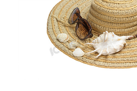 草帽、太阳镜和隔离的贝壳