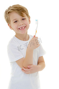 一个小男孩正在用牙刷刷牙。
