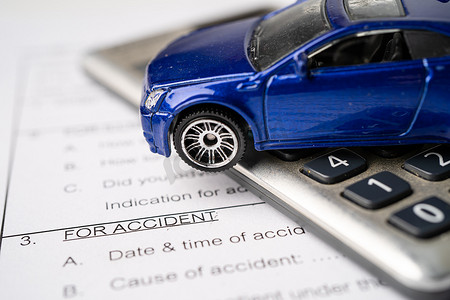 汽车保险索赔事故车形式背景、汽车贷款、金融、储蓄、保险和租赁时间概念。