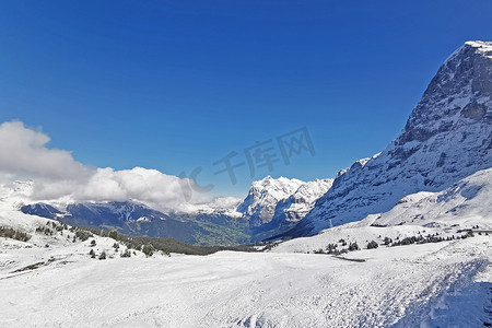 瑞士格林德劳德雪山山顶与蓝天