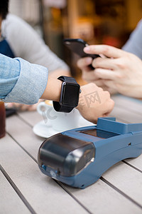 POS摄影照片_顾客通过智能手表在pos机上付款