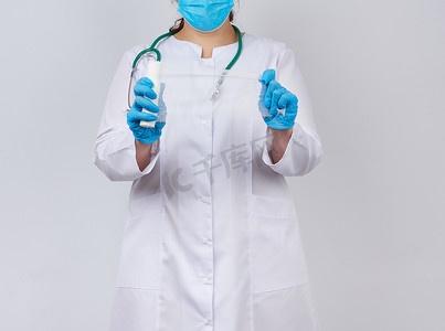 穿着白大褂和面具的女医务人员拿着扭曲的纱布绷带