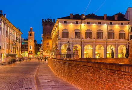 费拉拉-2017 年 7 月，意大利：费拉拉历史中心的夜景。