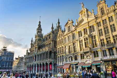 欢迎参观摄影照片_比利时布鲁塞尔 — 2015年5月13日：许多游客参观布鲁塞尔中央广场著名的大广场（Grote Markt）。