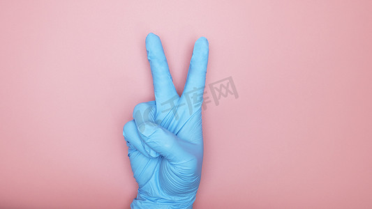 医生手戴医用手套蓝色手符号握住 2 个手指
