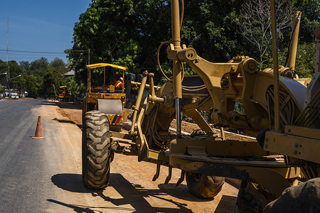 平地机正在道路建设中。