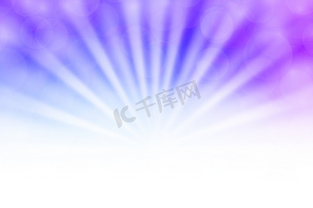 柔和的紫色散景灯光束照射在渐变紫色背景和白色复制空间上，散景彩色浅紫色柔和的阴影，散景灯照射在渐变柔和的紫色和白色上