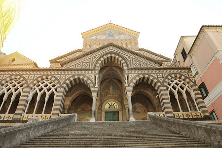 阿马尔菲大教堂的正面是献给使徒圣安德鲁的，上面有条纹大理石和石头，意大利南部的阿马尔菲