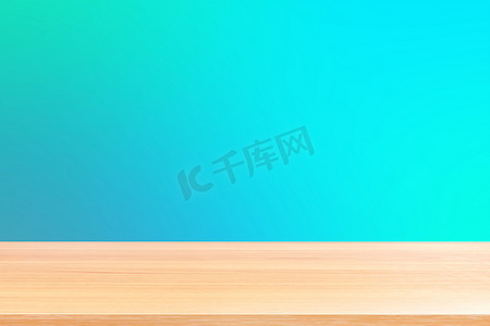 蓝色木板背景摄影照片_渐变蓝色软背景上的空木桌地板、木桌板空前彩色渐变、浅蓝色渐变上的木板空白用于展示产品或横幅广告