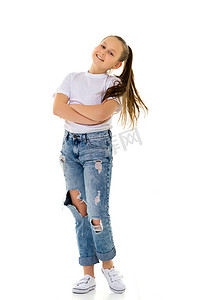穿着纯白色广告 T 恤和牛仔裤的小女孩。