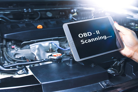 技术人员使用 OBD2 扫描仪技术在汽车修理厂的平板电脑上诊断代码故障