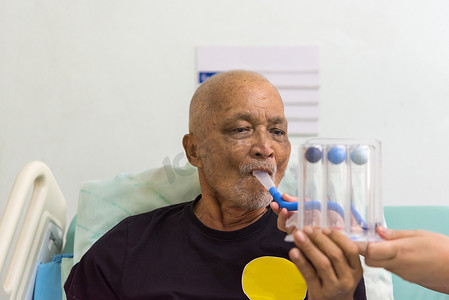 长辈鼓励摄影照片_患者在医院使用激励肺量计