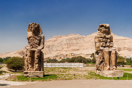 巨门摄影照片_门农巨像，法老阿蒙霍特普三世的巨大石像。