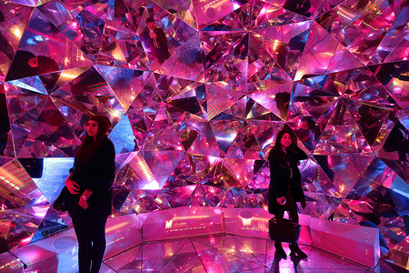 粉色缤纷摄影照片_游客在缤纷悉尼灯光音乐节欣赏灯光折纸