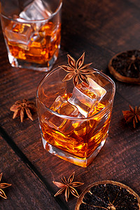 威士忌朗姆酒或八角茴香干橙片冷饮