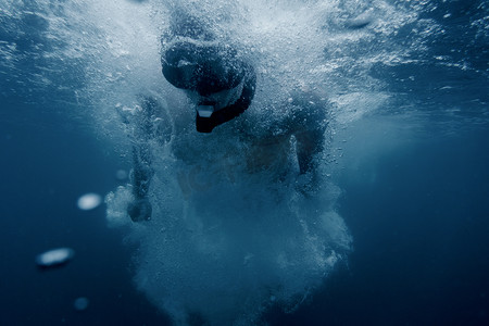 活动气泡摄影照片_男子在气泡中浮潜水下表面。