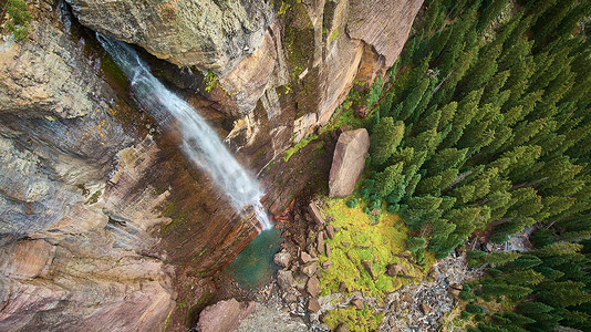 从悬崖上俯视大瀑布，进入长满苔藓的岩石和松树