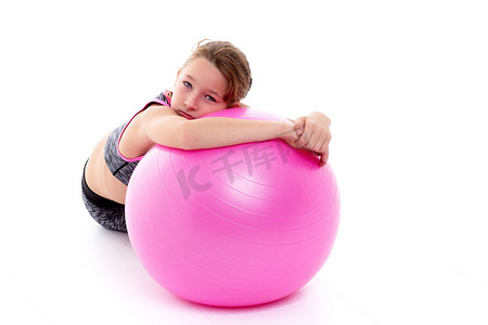 健身的小女孩摄影照片_的小女孩在健身的大球上锻炼。