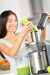 蔬菜汁 — 女人榨绿色蔬菜汁