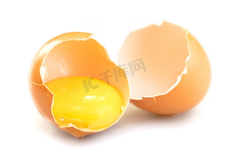 破了的鸡蛋摄影照片_鸡蛋破了