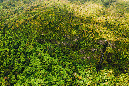 鸟瞰毛里求斯岛的山脉和田野。毛里求斯的风景。