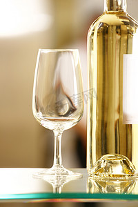 白葡萄酒杯与白葡萄酒瓶