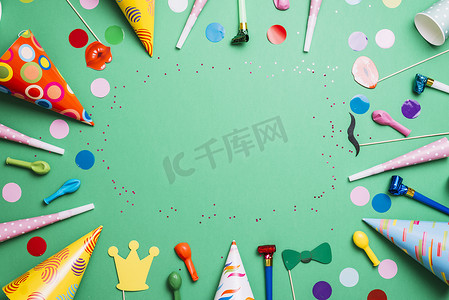 多彩的生日框架多色派对项目绿色背景。