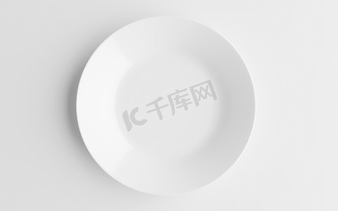 在白色背景上隔离的空白板或陶瓷盘。