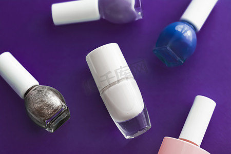 深紫色背景的指甲油瓶，美容品牌