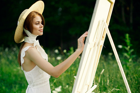 白裙艺术家爱好自然景观的女人