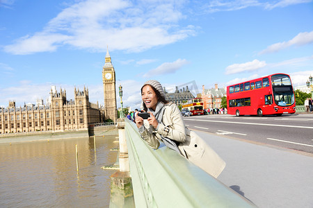 大本钟和红色巴士的伦敦旅游女游客