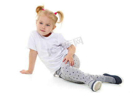 一个穿着纯白色T恤的小女孩。