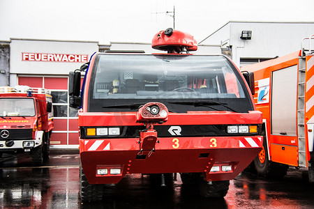 在机场的红色消防车