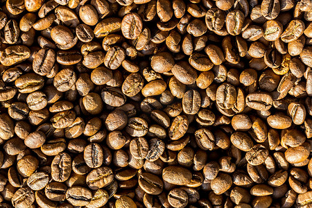 黑烘焙咖啡豆的顶视图。