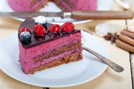 慕斯盘子蛋糕摄影照片_蓝莓和覆盆子蛋糕慕斯甜点
