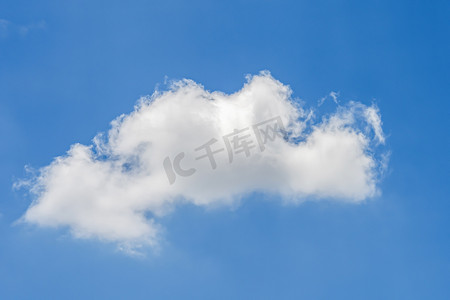 一朵云摄影照片_蓝天上的一朵云。