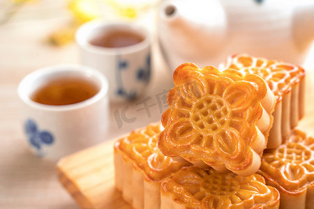 月饼、月饼、亮木桌茶具和带复制空间的盘子的中秋节假期概念设计，特写。