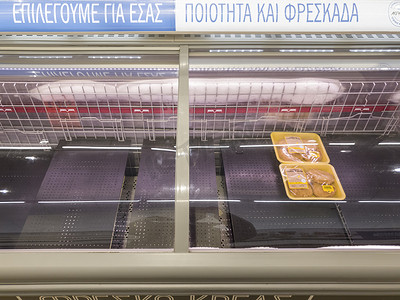 希腊塞萨洛尼基超市冠状病毒短缺。