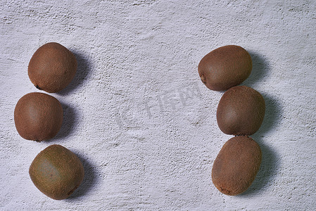 六个猕​​猴桃在石地板上