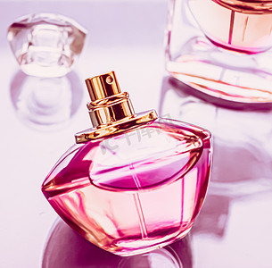 古龙香水摄影照片_女士香水、粉色古龙水瓶作为复古香水、香水作为节日礼物、奢华香水品牌礼物