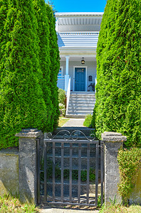有台阶的房子摄影照片_房子前面的铁门，有台阶和通向入口的小路