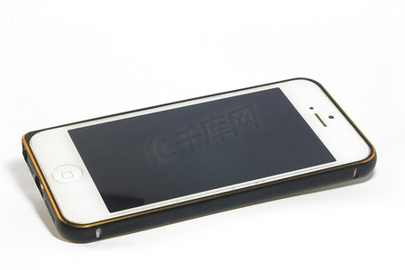 白色智能手机和黑金金属外壳