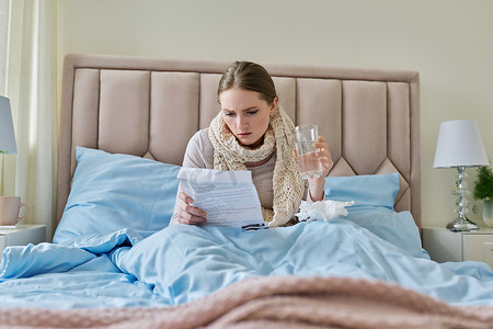 家中卧病在床的年轻病妇，女性阅读用药说明