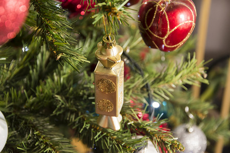 松树上的糖果形状圣诞装饰品，细节，特写。 
